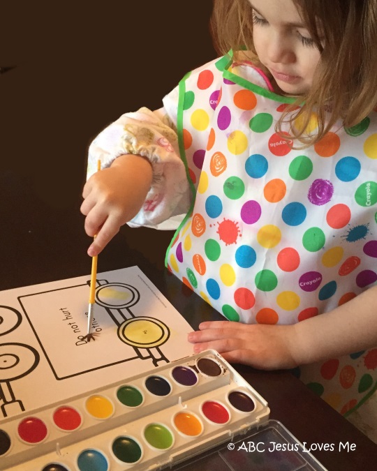 Child painting with watercolors.